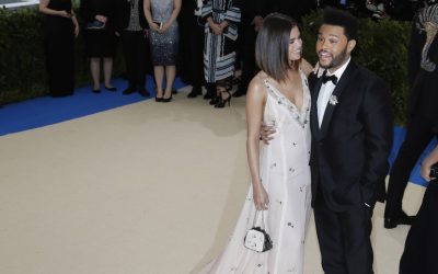 Découvrez la nouvelle bombe musicale: «Single Soon» inspirée par The Weeknd! Vous ne devinerez jamais qui a répondu à cette chanson… Selena Gomez en personne!