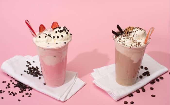 Délicieux et nutritif smoothie au café et aux fraises