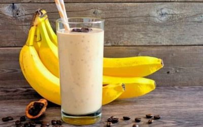 Découvrez le combo parfait pour un petit-déjeuner idéal : le smoothie café-banane, délicieusement revigorant !