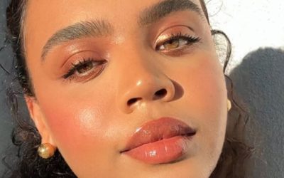 Découvrez le maquillage irrésistible d’Hailey Bieber inspiré des fraises, la tendance beauté la plus savoureuse de cet été !