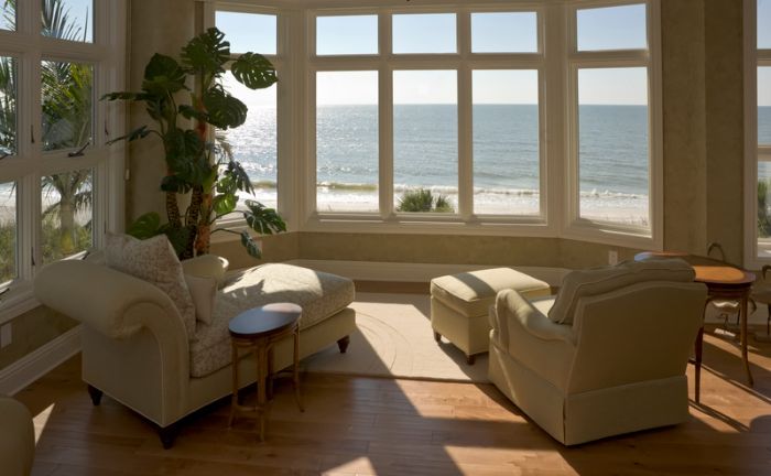 une maison avec une grande fenêtre