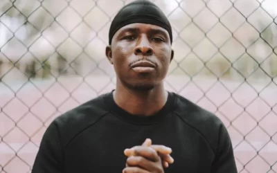 Découvrez l’incroyable évolution du durag dans la culture Hip Hop !
Depuis son apparition dans les années 70, le durag est devenu bien plus qu’un simple accessoire de mode. Il est devenu un symbole de la culture Hip Hop, véhiculant fièrement l’identité et le style des artistes.
Au fil des années, le durag a connu de nombreuses transformations, s’adaptant aux tendances et aux influences de la musique urbaine. Des couleurs vives et audacieuses aux motifs originaux, il ne cesse de se réinventer pour coller au plus près des aspirations des rappeurs et des danseurs.
Mais ce qui rend le durag si fascinant, c’est son rôle dans l’expression de soi. Il permet aux artistes de se démarquer et de revendiquer leur individualité, tout en faisant écho à l’histoire de la lutte pour l’égalité des Afro-Américains.
Aujourd’hui, le durag est devenu un véritable incontournable de la mode urbaine. Il est porté avec fierté par les icônes du Hip Hop, devenant ainsi un symbole de la culture urbaine moderne.
Découvrez dans notre article les différentes étapes de l’évolution du durag et plongez-vous dans l’univers passionnant de la culture Hip Hop. Vous ne regarderez plus jamais le durag de la même manière !