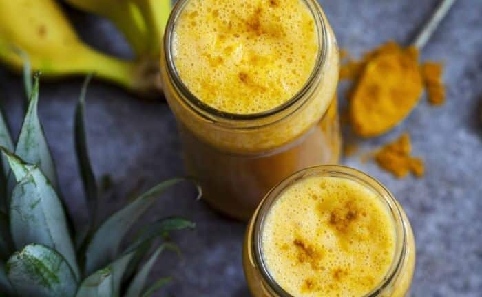 Comment faire un smoothie à l'ananas, au gingembre et au curcuma