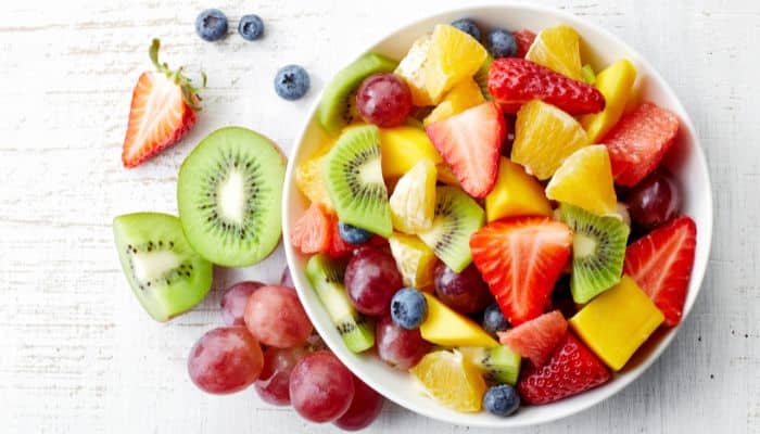 manger des fruits au petit déjeuner