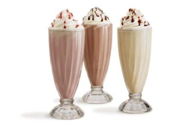 Fais vibrer tes papilles avec un délicieux milkshake à la vanille et à la chantilly ! 😍🍦