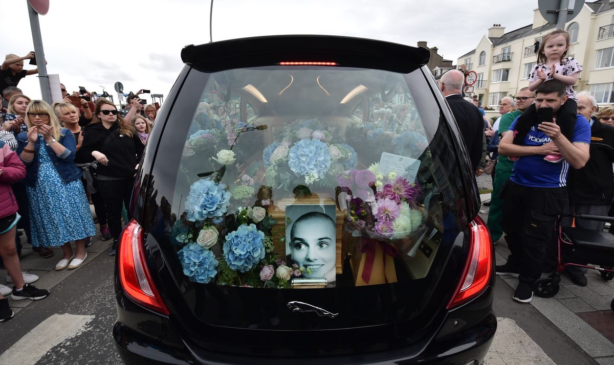 Funérailles: Fleurs et musique pour un «dernier au revoir» à Sinéad O’Connor