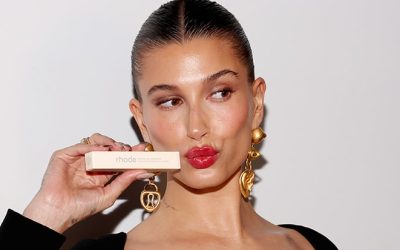 Hailey Bieber donne un nouveau souffle à la tendance #Sunburnblush de l’été dernier — Mais cette fois, avec une touche inattendue
