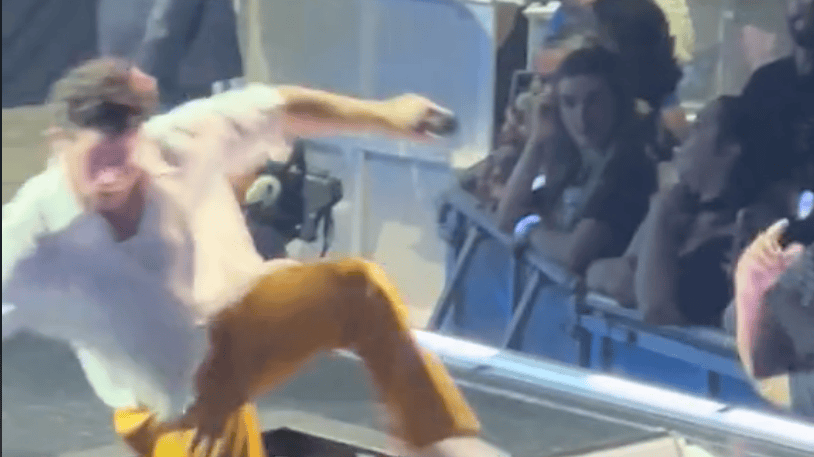 États-Unis: Nick Jonas se casse la figure sur scène en plein concert