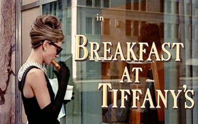 Incroyable : la mythique robe Givenchy portée par Audrey Hepburn dans Breakfast at Tiffany’s est mise aux enchères ! Découvrez vite comment vous procurer cette pièce d’exception et plongez dans l’univers glamour de la légendaire actrice. Ne manquez pas cette opportunité unique de posséder un véritable trésor de l’histoire du cinéma. Soyez prêt à faire monter les enchères et à vivre un moment d’émotion intense lors de cette vente exceptionnelle !