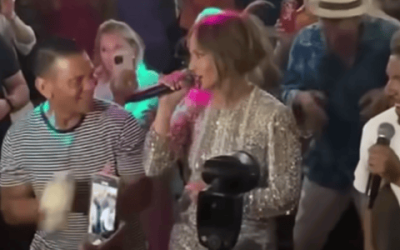 Jennifer Lopez fait sensation en participant à un karaoké enflammé dans un restaurant ! Découvrez les images exclusives de sa performance inoubliable. Vous ne croirez pas vos yeux en voyant la superstar internationale se lâcher complètement sur scène. Ne ratez pas cette incroyable soirée où J.Lo prouve une fois de plus qu’elle est la reine de la musique et du divertissement. Cliquez ici pour regarder la vidéo qui fait le buzz et laissez-vous emporter par l’énergie débordante de Jennifer Lopez !