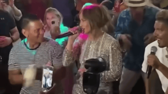 Jennifer Lopez: Elle participe à un karaoké dans un restaurant