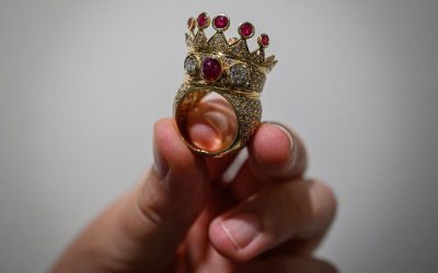La bague de couronne de Tupac se vend à 900 000 €, devenant l’objet hip-hop le plus cher jamais vendu !