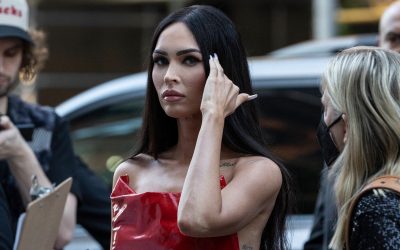 La bombe hollywoodienne Megan Fox surprend encore ! Découvrez son incroyable talent caché : la poésie ! Les États-Unis sont en ébullition, car cette icône du cinéma s’apprête à sortir un recueil de poésie qui promet de nous envoûter. Ne manquez pas cette occasion unique de plonger dans l’univers mystérieux et captivant de Megan Fox !