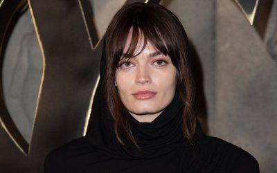 La star d’ “Sex Education”, Emma Mackey, fait parler d’elle pour une raison surprenante : elle est totalement absente des réseaux sociaux ! Découvrez pourquoi la belle actrice a choisi de se déconnecter et ce que cela signifie pour ses fans. Préparez-vous à être choqué par cette nouvelle inattendue !