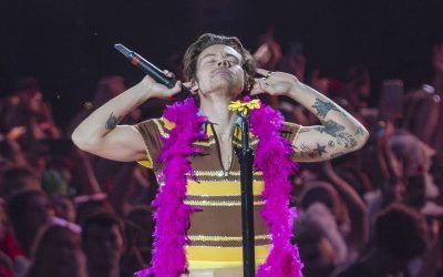 Le Royaume-Uni en ébullition ! Harry Styles, la sensation musicale qui fait chavirer les cœurs, se lance dans une nouvelle aventure olfactive des plus audacieuses : la création de parfums érotiques. Préparez-vous à être envoûtés par des fragrances enivrantes et sensuelles, concoctées par le charismatique chanteur lui-même. Ne manquez pas cette opportunité unique de plonger dans un monde de désir et de passion avec les parfums signés Harry Styles.