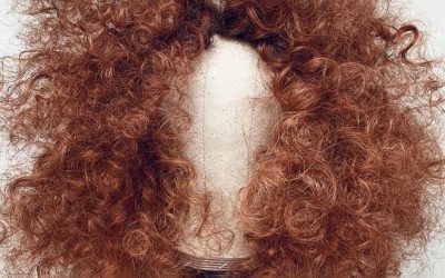 Le frisottis, bien loin d’être un désastre, est en réalité fabuleux – Les experts vous livrent leurs secrets pour adopter la “coiffure halo”