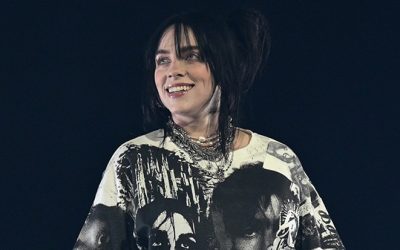 Le nouveau look capillaire rouge flamboyant de Billie Eilish fait sensation et suit la tendance ultime de la “micro transformation” en 2023 !