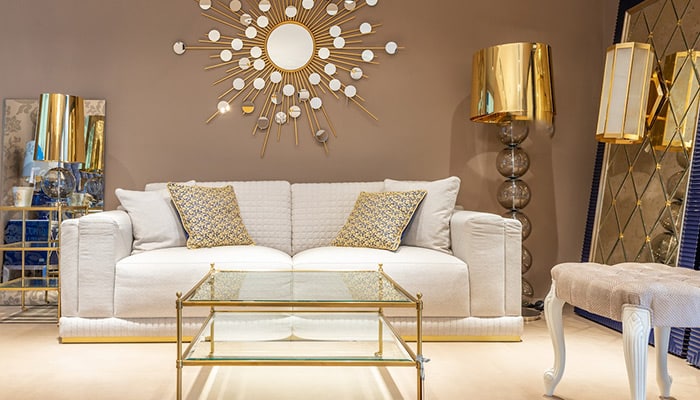 salon avec accessoires décoratifs dorés