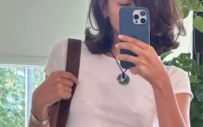 Zendaya métamorphose sa coupe au carré italienne en une teinte chocolat mocha… L’automne est officiellement lancé !