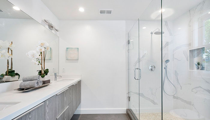 Salle de bain blanche avec éclairage