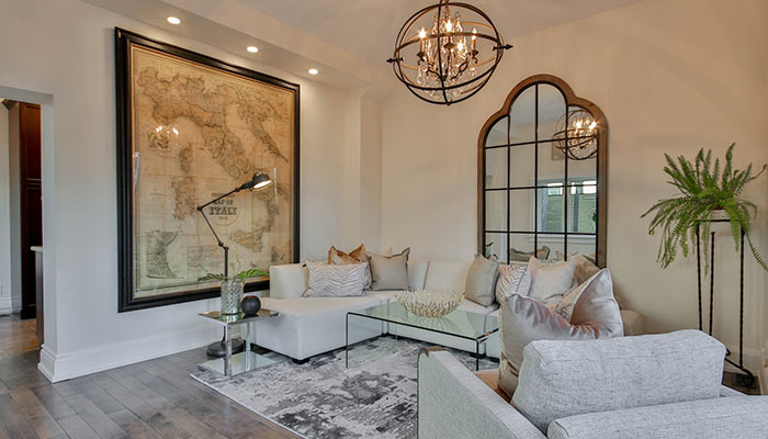 salon avec un grand miroir