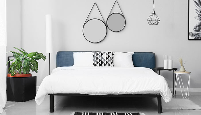 miroirs ronds dans la chambre