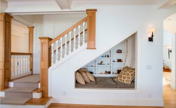 Un escalier étagère à chaussures agrémente le hall