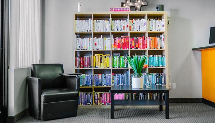 Livres sur l'étagère par couleur