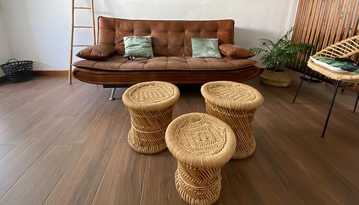 salon avec tables en bambou