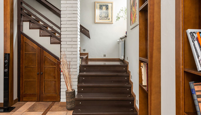 une armoire fermée sous l'escalier