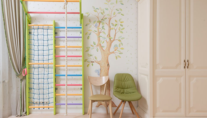 Chambre d'enfant avec lattes au mur