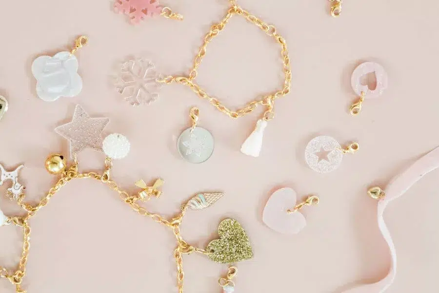 Trésors gaspillés : 5 choses à faire avec vos bijoux brisés 1 bracelet à breloques jpg