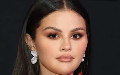 Découvre comment Selena Gomez se sent puissante grâce à ce rouge à lèvres rouge à seulement 20$ USD !