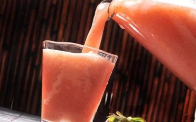 Découvre comment préparer ton smoothie de goyave et fraises en un temps record ! 🍓🥤