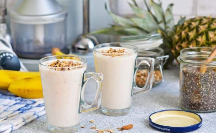 Un smoothie aux flocons d'avoine et aux graines de chia pour le petit-déjeuner