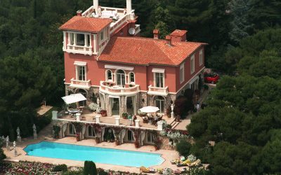 Découvre l’incroyable villa d’Elton John à Mont-Boron, le rêve surplombant Nice !