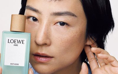 Découvrez la nouvelle fragrance “Aire Anthesis” de LOEWE, révélée par Greta Lee lors d’une campagne immersive florale !