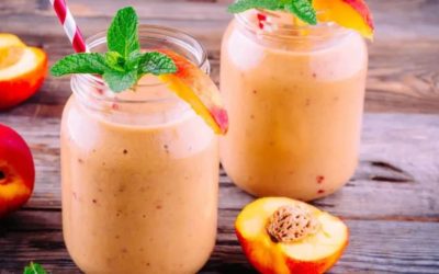 Découvrez la recette du parfait smoothie pêche-poire pour un été rafraîchissant !