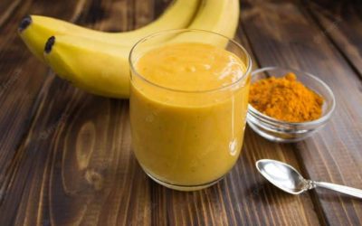 Découvrez la recette d’un délicieux, nutritif et rafraîchissant smoothie à la banane et au curcuma !