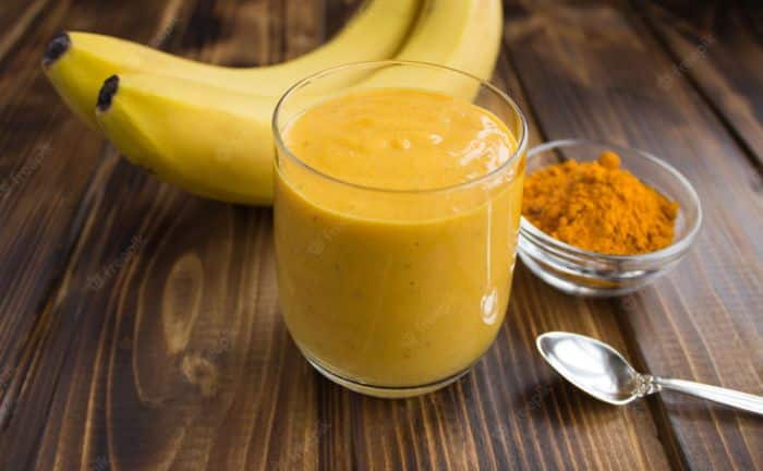 Smoothie banane-curcuma pour le petit-déjeuner