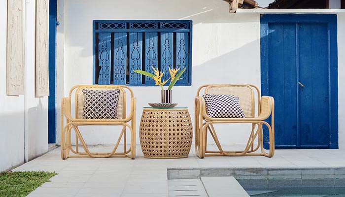 terrasse avec fauteuils en bambou