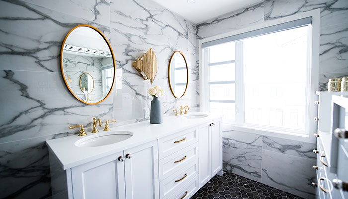 salle de bain avec une grande fenêtre