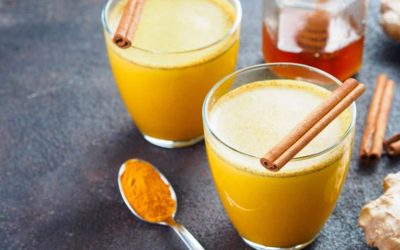 Découvrez notre incroyable recette de smoothie lait d’or à la curcuma, un véritable délice doré ! 🌟💛