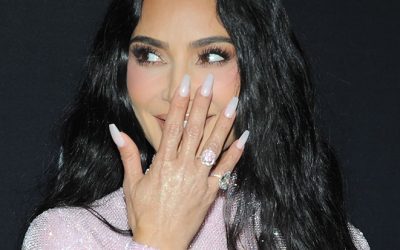 Kim Kardashian a dû plonger ses ongles XL et son pinceau blush dans de la poudre de lait à la fraise ! Découvrez pourquoi !