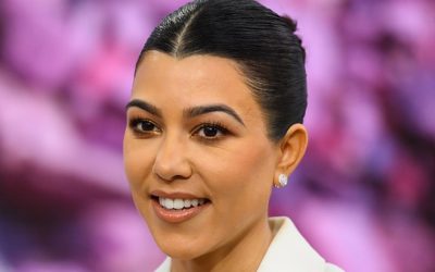 Kourtney Kardashian avec une frange courte et nette, c’est *La* tendance absolue, soyons honnêtes !