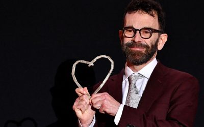 Le célèbre Charlie Kaufman, scénariste et réalisateur, est couronné d’honneur lors du Festival du Film de Sarajevo. Découvrez en exclusivité les détails de cet événement prestigieux !