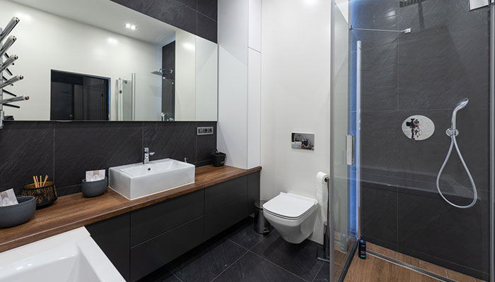 Salle de bain noire et blanche avec toilettes suspendues