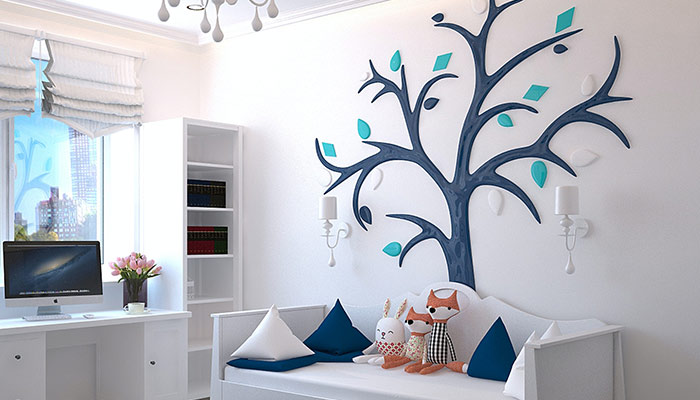 La chambre est décorée d'une peinture murale en forme d'arbre