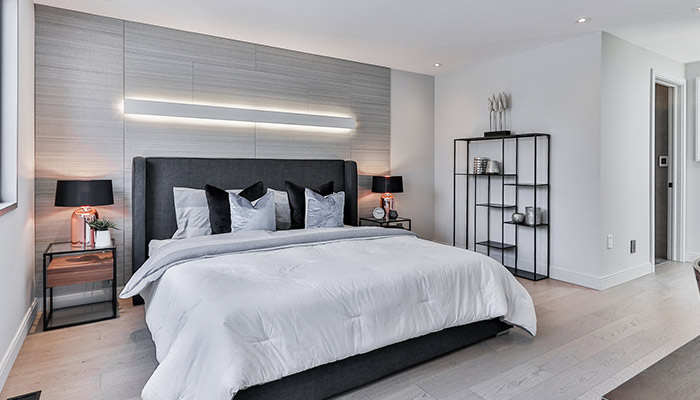 Dans la chambre, décoration de panneaux sur la tête de lit