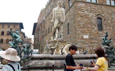 Un touriste allemand détruit complètement la fontaine de Neptune à Florence pour prendre une photo sensationnelle